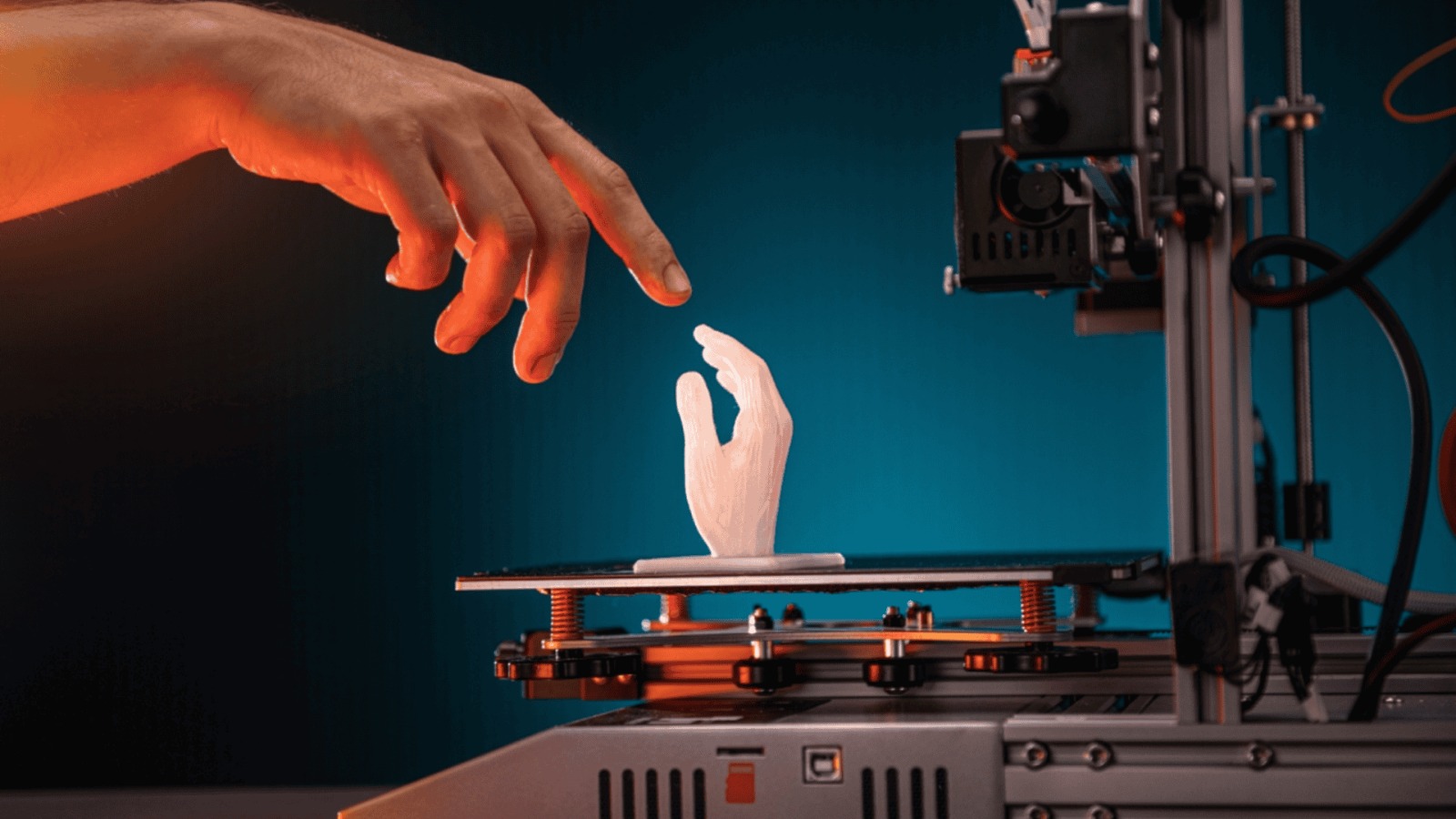 Mão humana e impressão 3D